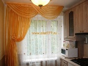 Нежно- оранжевые скрещенные ламбрекены, буквально излучают тепло. А прозрачная тюль с вышивкой, наполняет кухню светом и легкостью.  