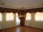 Данная композиция штор прекрасно впишется в помещение для зала переговоров или презентаций, в зал для танцев или гостиную дома.