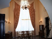 Прозрачная гардина кремового цвета, позволяющая солнечному свету беспрепятственно попадать в комнату. 