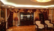 Гардина нежного кремового цвета и струящиеся портьеры двух контрастных цветов создают восхитительный ансамбль.