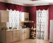 Гармоничное и удачное сочетание длинной гардины с короткой французской шторой с утонченной элегантностью подчеркивает  все изысканности кухни. 