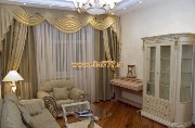 Нейтральные цвета создают уют в комнате, а воплощение сразу нескольких приёмов оформления придают композиции шикарный вид. 