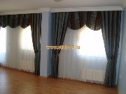 Многоцветная ткань состоит из вертикальных полосок разной ширины, что визуально увеличивает высоту помещения.