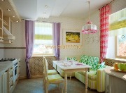 Яркие, красочные классические шторы, в комплекте с римскимы шторами, создают  позитивную, воодушевленную и светлую атмосферу. 