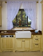 Белая тюль в интерьере кухни