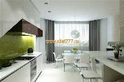 Классические шторы с вертикальными полосами не только удлиняют оконный силуэт, но и значительно расширяют пространственную вариацию кухни. 