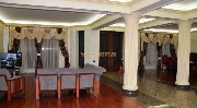 Если в комнате несколько окон, как на фотографии, то одинаковые комплекты штор создадут целостность дизайнерской мысли.