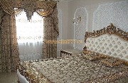 Плотная ткань портьер выполнена в изумительном сочетании коричневых, бежевых и золотых оттенков, которые искусно переплетаются в узоре. 